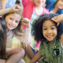 criancas-felizes-e-diversificadas-em-idade-escolar