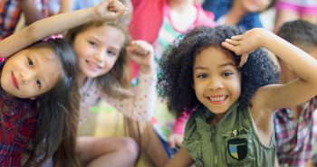criancas-felizes-e-diversificadas-em-idade-escolar